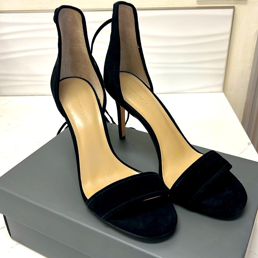 Brand NEW Ann Taylor Black Suede Heels- 8M